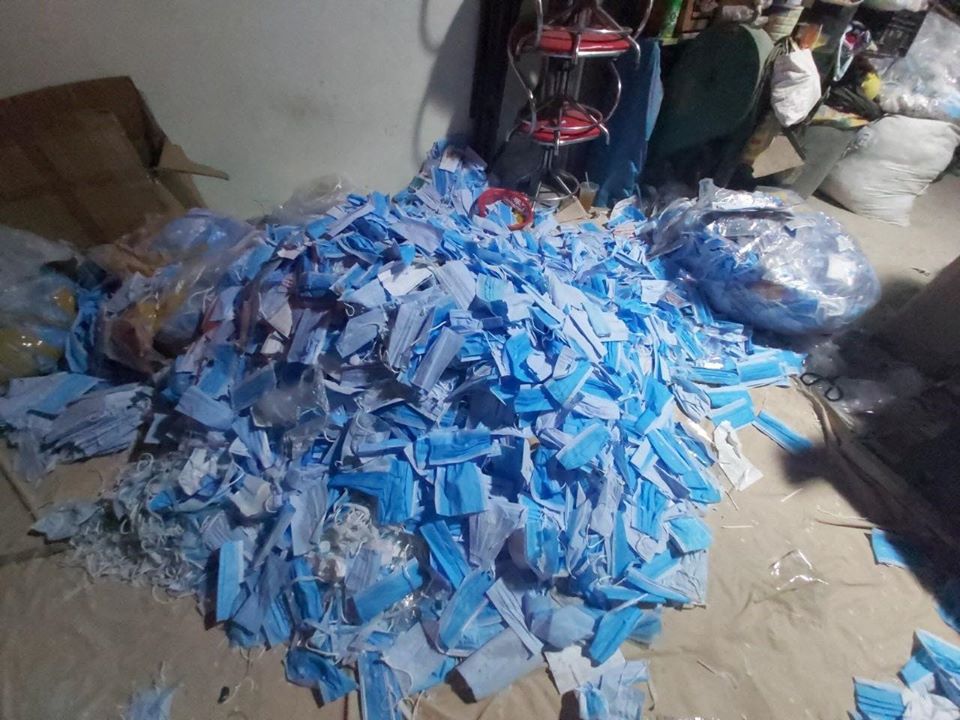 TP. HCM Phát hiện kho chứa số lượng khủng khẩu trang y tế phế liệu đang được tân trang lại, xếp thành bó ngăn nắp