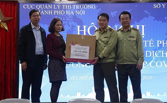 QLTTT Hà Nội bàn giao 126.000 chiếc khẩu trang y tế để phòng chống dịch Covid-19