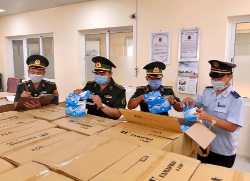 Bắt giữ hơn 164.000 chiếc khẩu trang y tế xuất lậu sang Campuchia