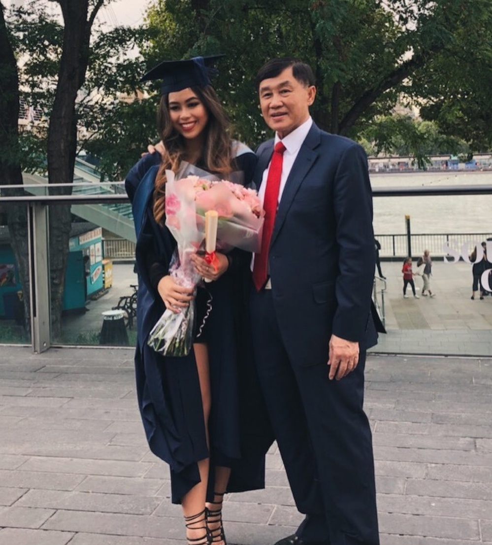 Vì sao Vua hàng hiệu Johnathan Hạnh Nguyễn thuê chuyên cơ đưa con gái về Việt Nam cách li