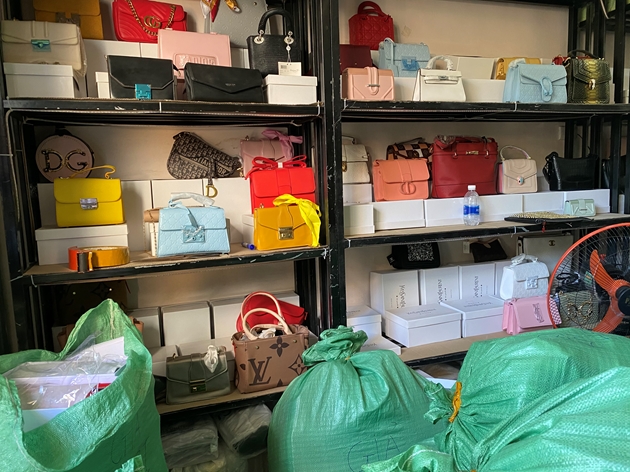 Phát hiện, thu giữ hàng ngàn sản phẩm nhái thương hiệu Gucci, Hermes, Prada