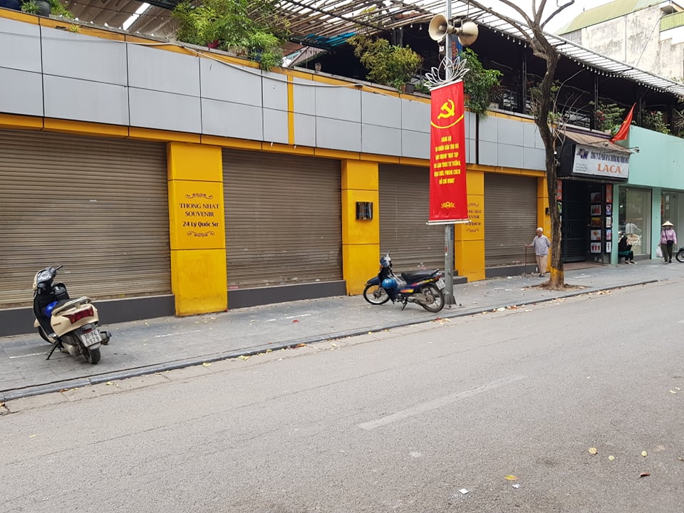 Ảnh hưởng từ  dịch Covid-19 Nhiều cửa hàng đóng cửa, nhiều nơi giảm giá sâu vẫn vắng khách