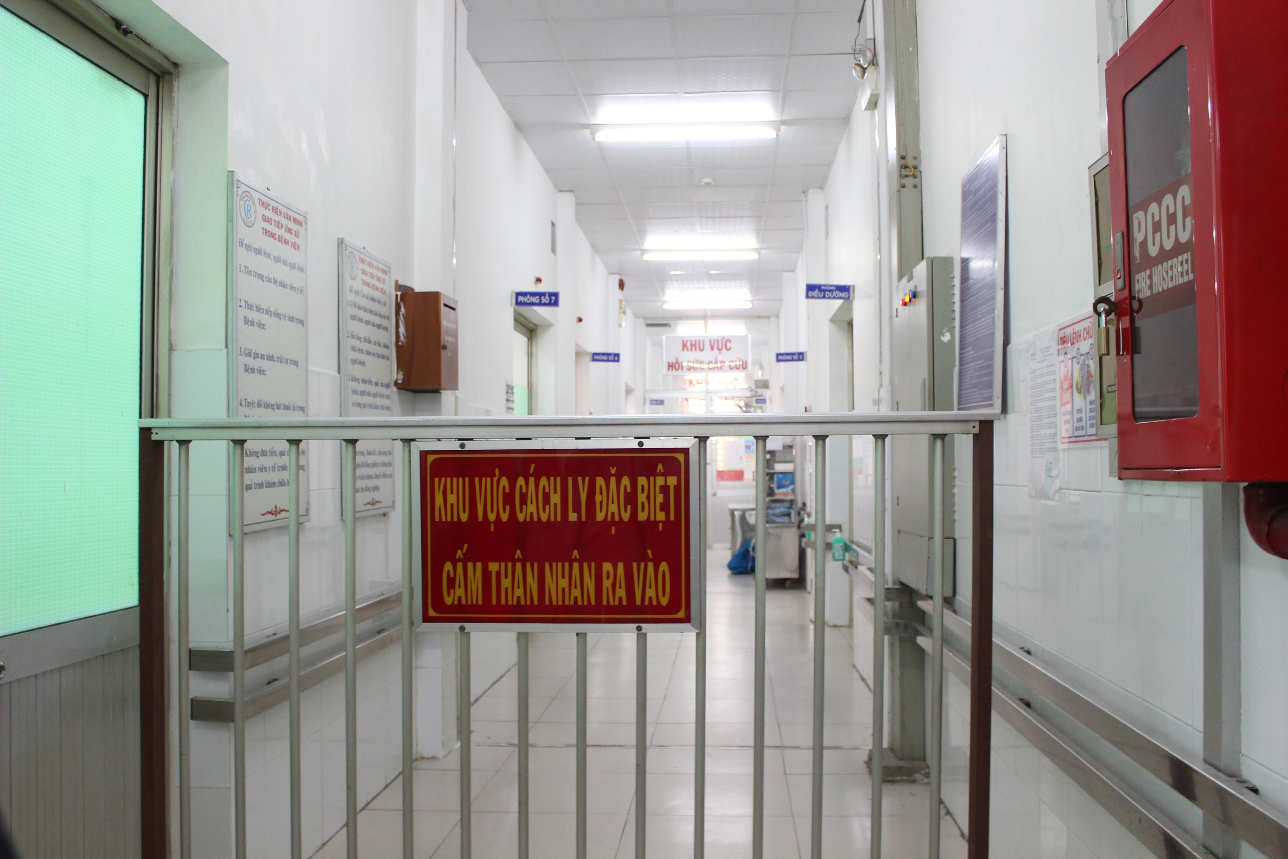 Một bệnh nhân cao tuổi nhiễm COVID-19 phải đặt máy thở gấp