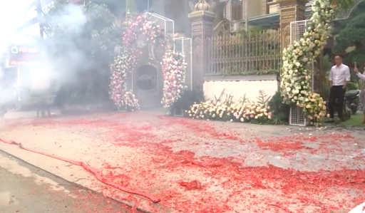 Thông tin mới nhất  vụ đốt pháo đỏ đường trong đám cưới ở Sóc Sơn - Hà Nội