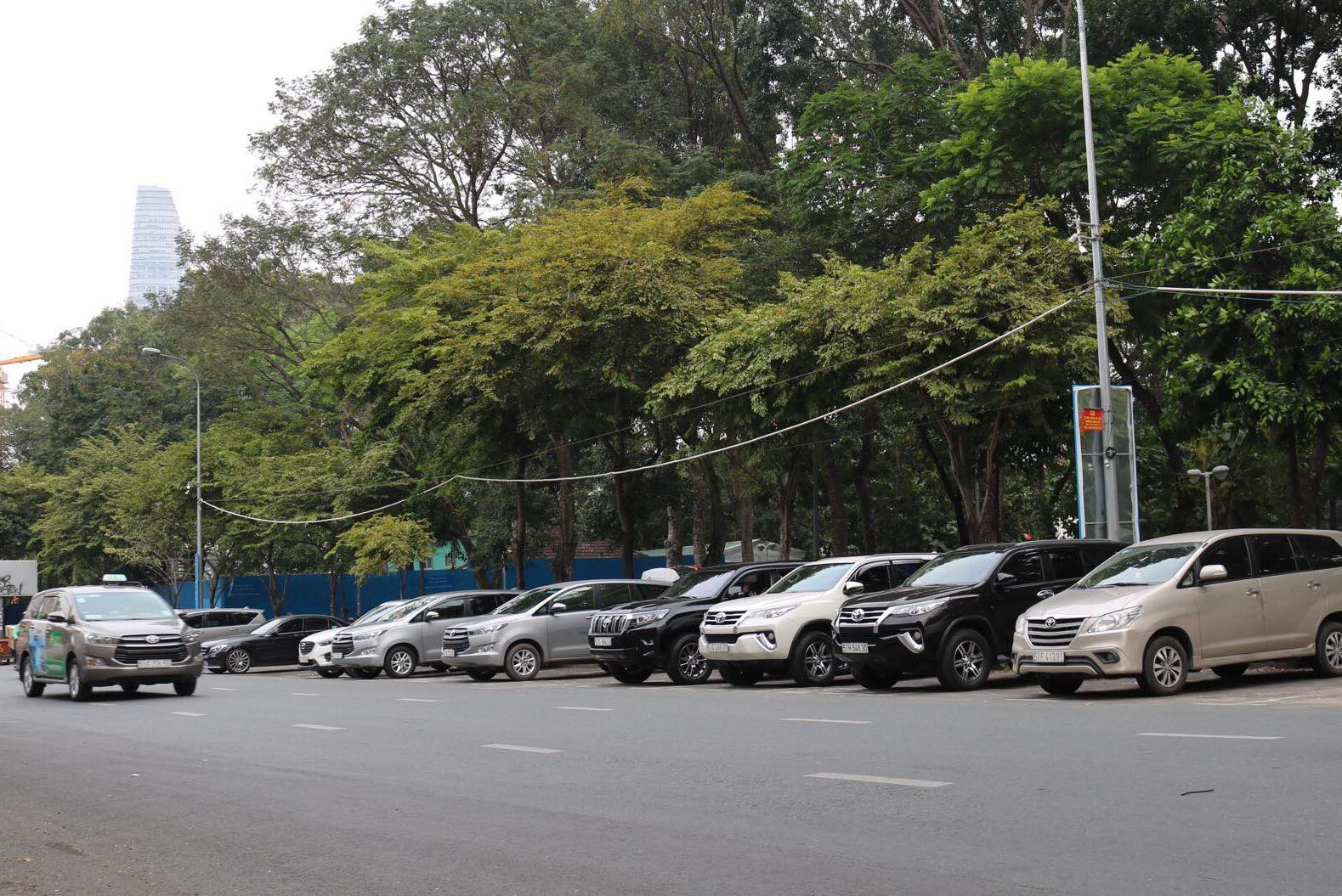 TP.HCM xử phạt hàng trăm tài xế dừng, đỗ xe ở tuyến đường thu phí