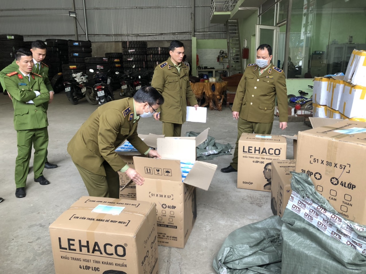 Xử lý 22 cơ sở kinh doanh trang thiết bị y tế vi phạm trong ngày 213