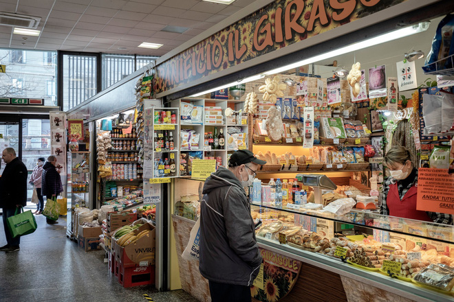 Siêu thị Mỹ dành riêng giờ phục vụ người già mua sắm trong mùa dịch