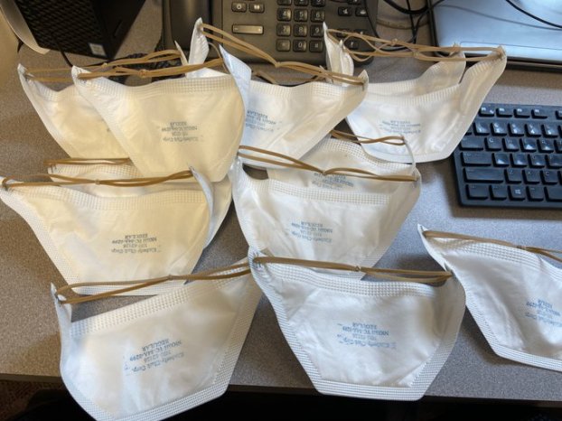 Khan hiếm thiết bị bảo hộ trầm trọng, bác sĩ Mỹ phải dùng đi dùng lại khẩu trang y tế