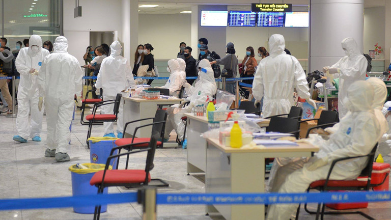 Hướng dẫn cách ly, theo dõi sức khỏe hành khách trên các chuyến bay có ca mắc Covid-19