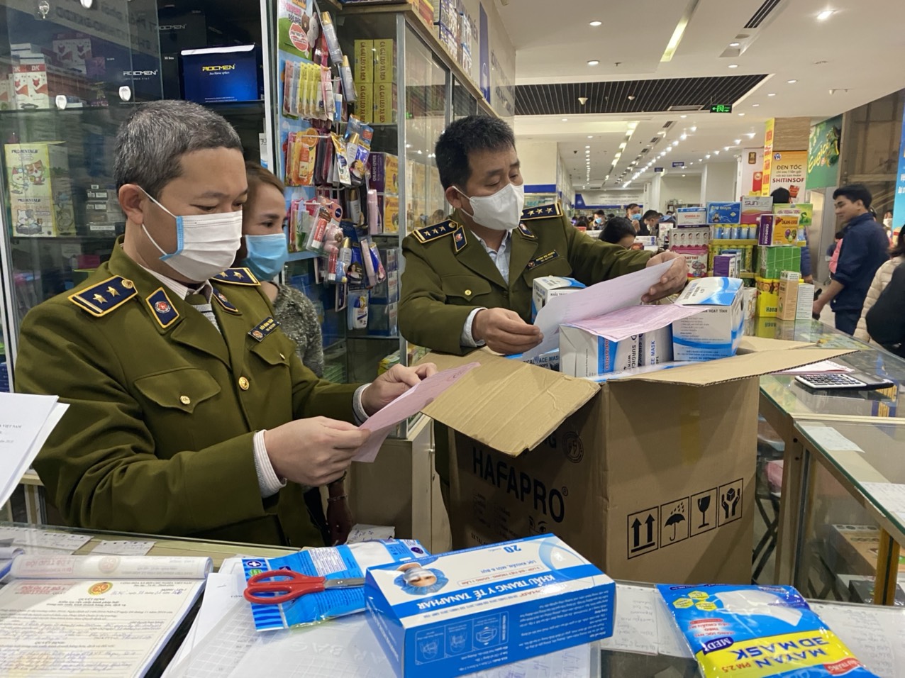 Lực lượng QLTT phạt tiền hơn 72 triệu đồng cơ sở kinh doanh thiết bị y tế