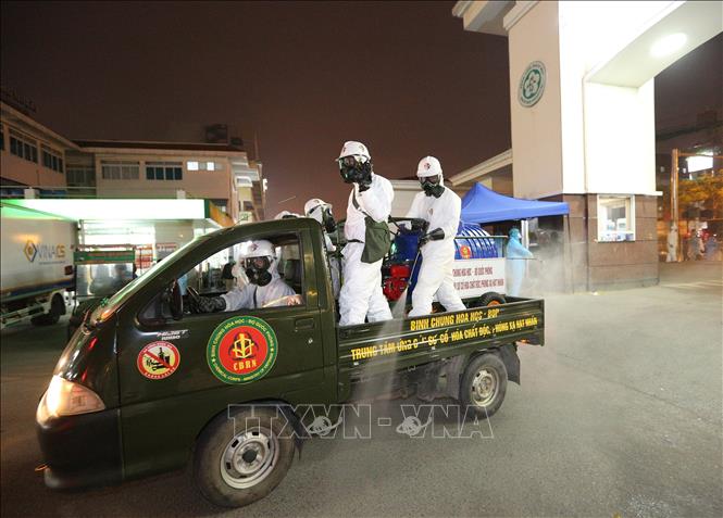 Binh chủng Hóa học phun khử trùng tại ổ dịch COVID-19 Bệnh viện Bạch Mai