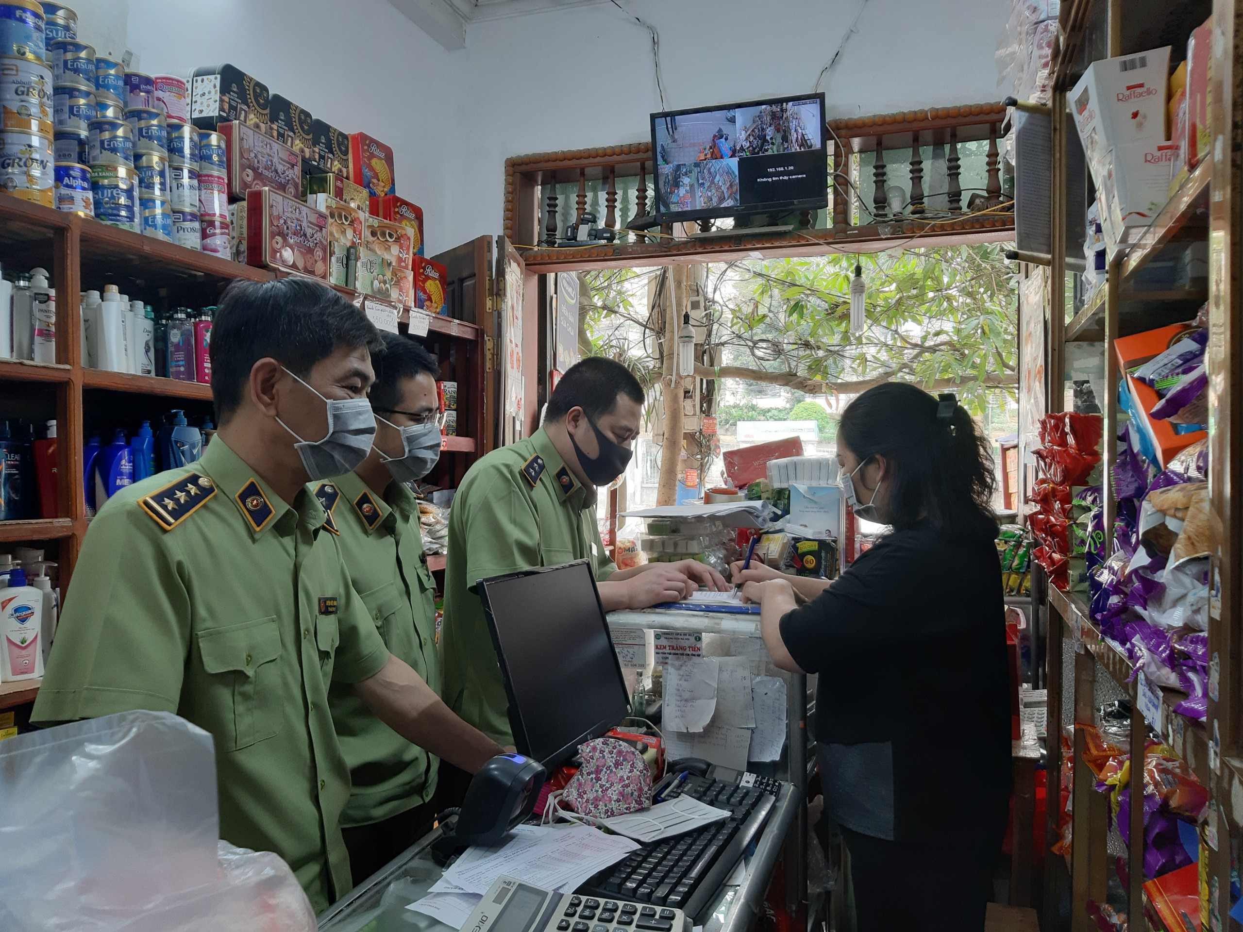 Kiểm tra chặt chẽ, xử lý nghiêm hành vi định giá bán hàng hóa thiết yếu bất hợp lý