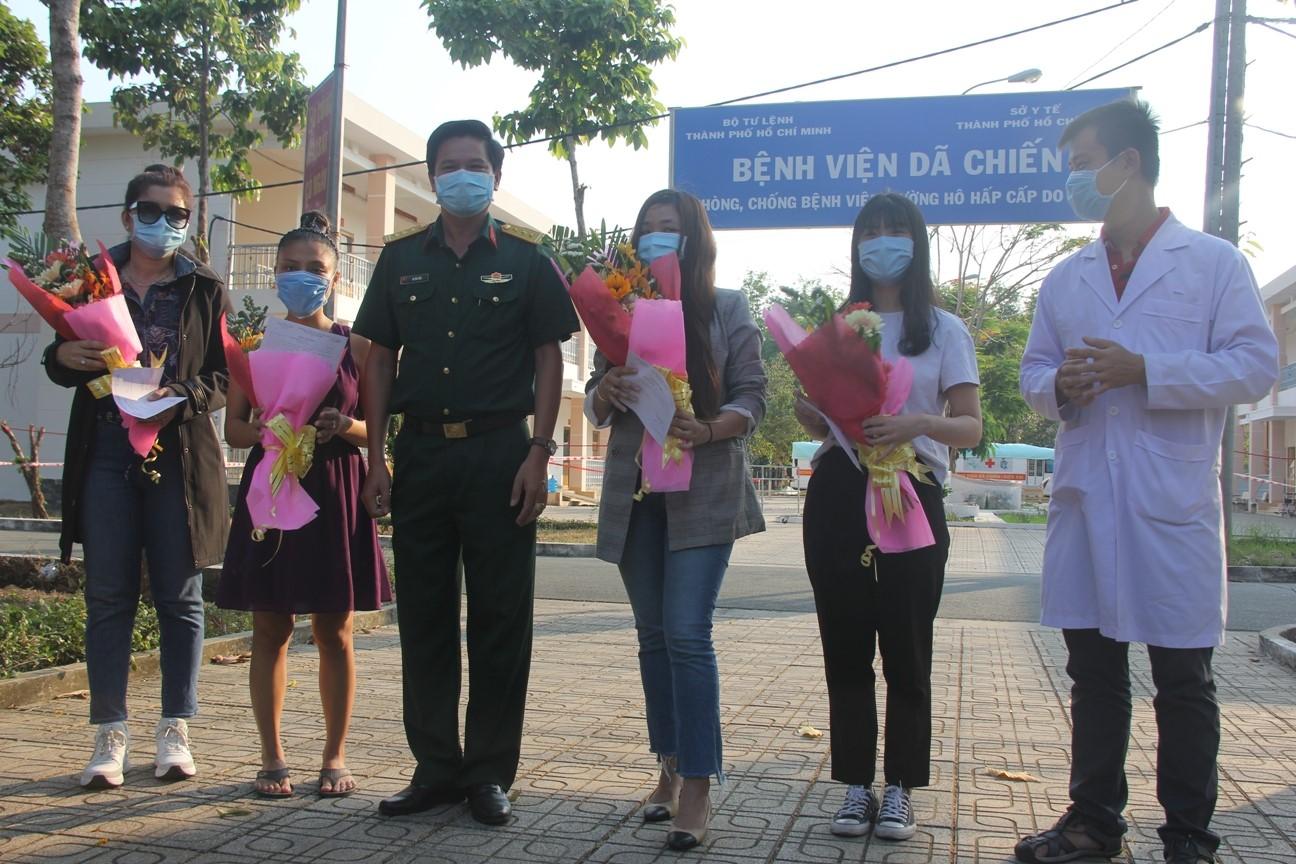 TP. HCM 4 bệnh nhân điều trị COVID-19 thành công được xuất viện