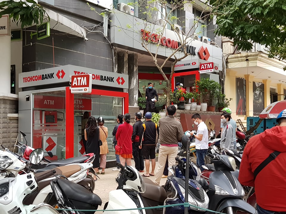 Lo ngại dịch COVID-19, người dân xếp hàng chờ rút tiền tại cây ATM