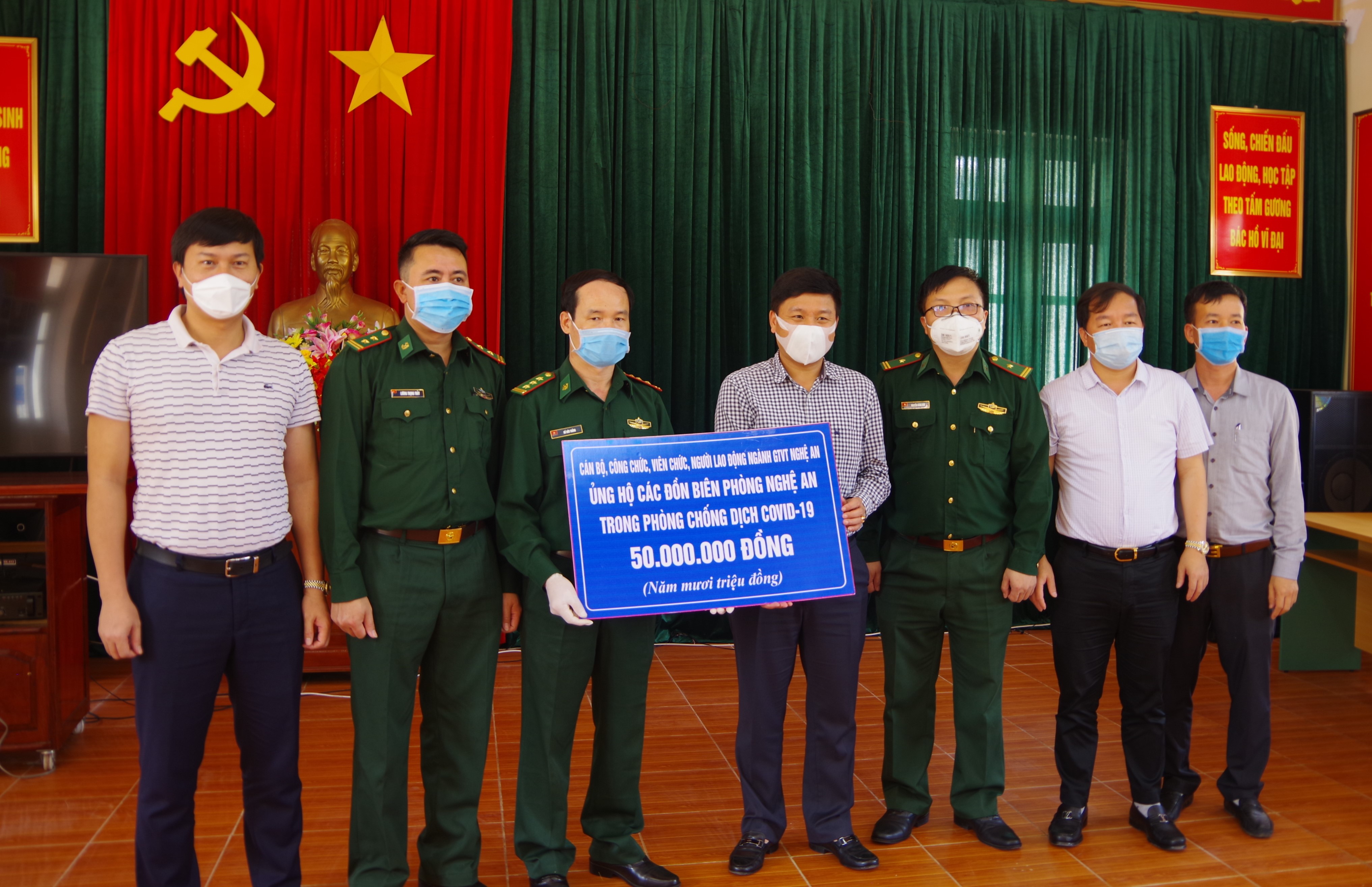 Biên phòng Nghệ An tiếp nhận 50 triệu đồng ủng hộ phòng, chống dịch Covid-19 khu vực biên giới