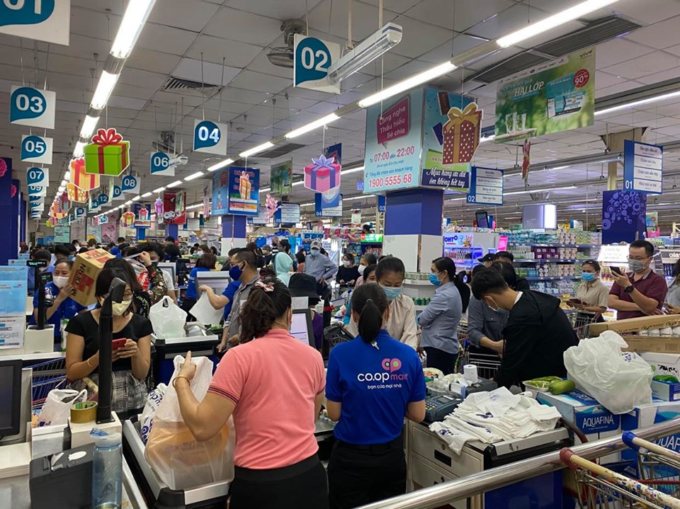 TP. HCM Sau thông tin cách ly xã hội, người dân đổ xô đến siêu thị mua sắm 