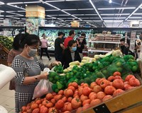 An toàn mùa dịch Covid-19 Giữ khoảng cách an toàn  2m khi mua sắm tại chợ siêu thị 