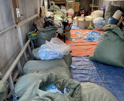 Phát hiện cơ sở tái chế khẩu trang đã qua sử dụng để bán ra thị trường