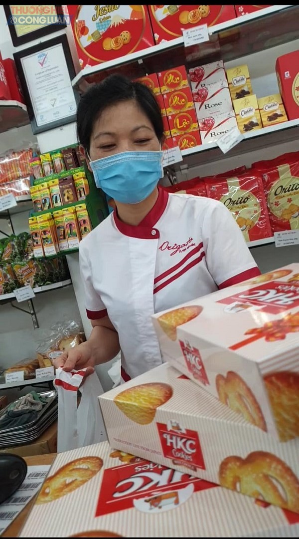 Người dân lo lắng khi Công Ty bánh kẹo Hải Hà - Kotobuki cho nhân viên có nguy cơ lây nhiễm Covid-19 đi bán hàng
