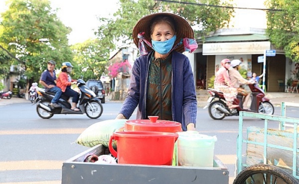 Hơn 4 tấn gạo được phát miễn phí cho người nghèo để tránh tập trung đông người trong mùa dịch