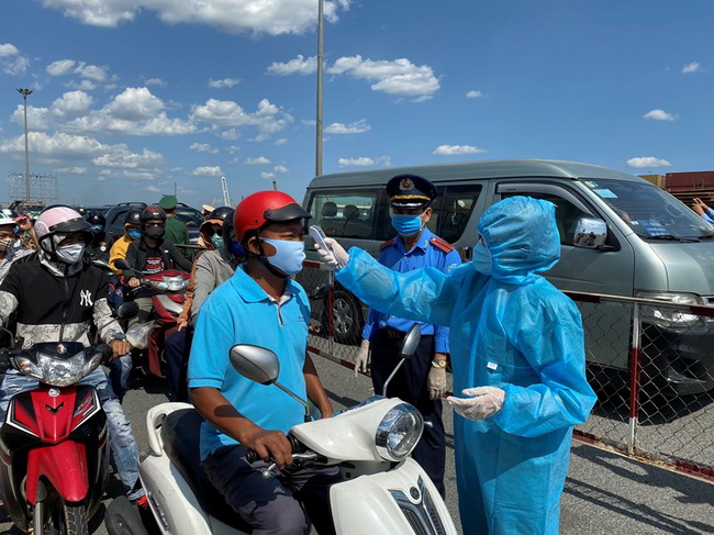 TP.HCM huy động 2.700 người làm việc mỗi ngày tại 62 chốt kiểm dịch