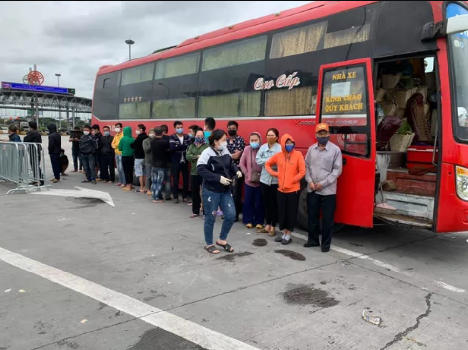 Phát hiện xe khách chở 30 người đi từ TP.HCM về Hà Nội