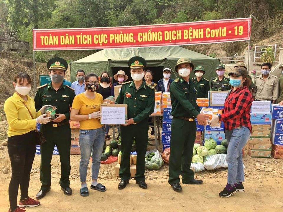 Các tổ chức cá nhân tặng quà cho lực lượng BĐBP Nghệ An phòng chống dịch trên biên giới