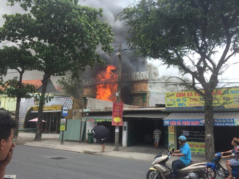 TP.HCM Cháy lớn dữ dội quán karaoke ở quận 9 giữa buổi trưa