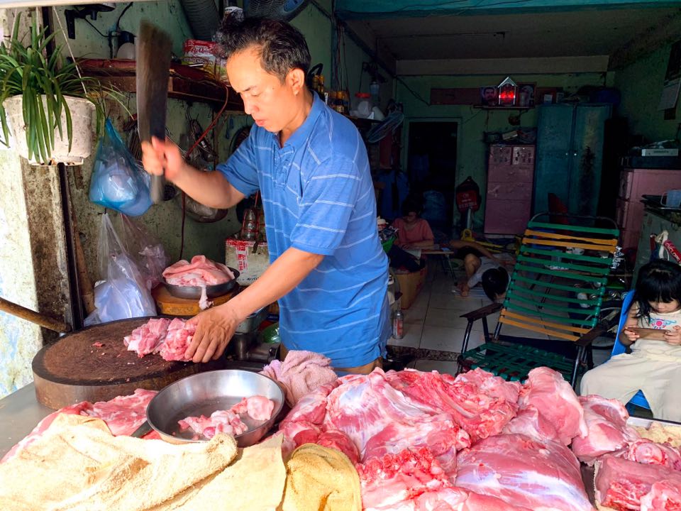 Vì sao giá lợn hơi giảm nhưng giá thịt lợn ở các chợ truyền thống vẫn cao