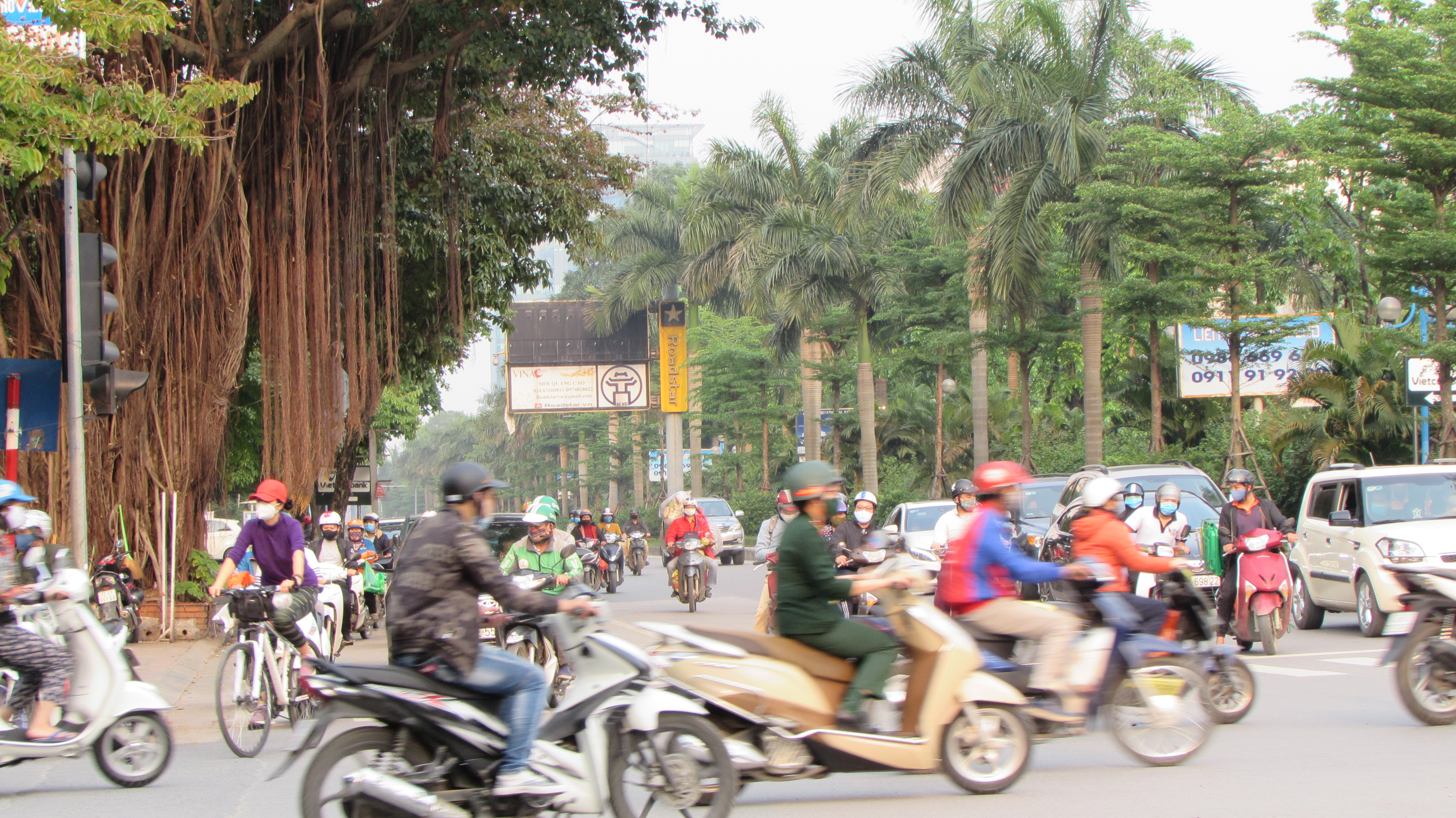 Hà Nội sau một tuần thực hiện cách ly toàn xã hội, đường phố nhộn nhịp như chưa bao giờ có dịch Covid-19