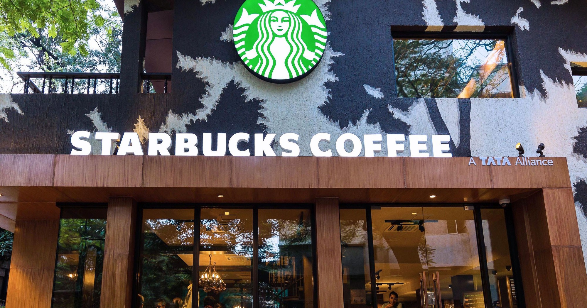 Chuỗi cà phê lớn nhất thế giới Starbucks giảm tới 90% doanh thu