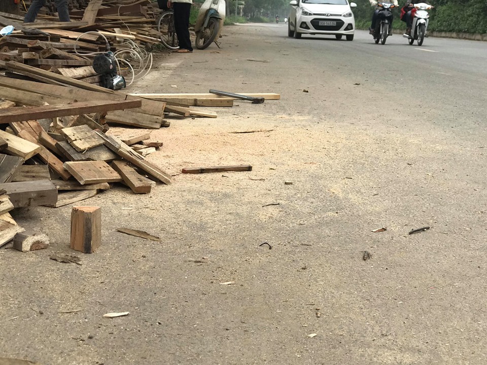 Cơ quan chức năng bất lực trước việc Pallet Hoàn Cầu bày nguyên liệu trái phép trên đường gom Đại lộ Thăng Long