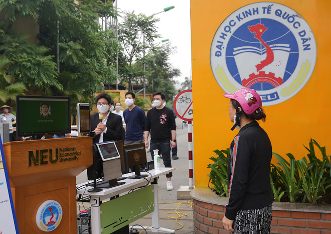 Hà Nội Ứng dụng công nghệ  “Face ID” để phát gạo cho người nghèo