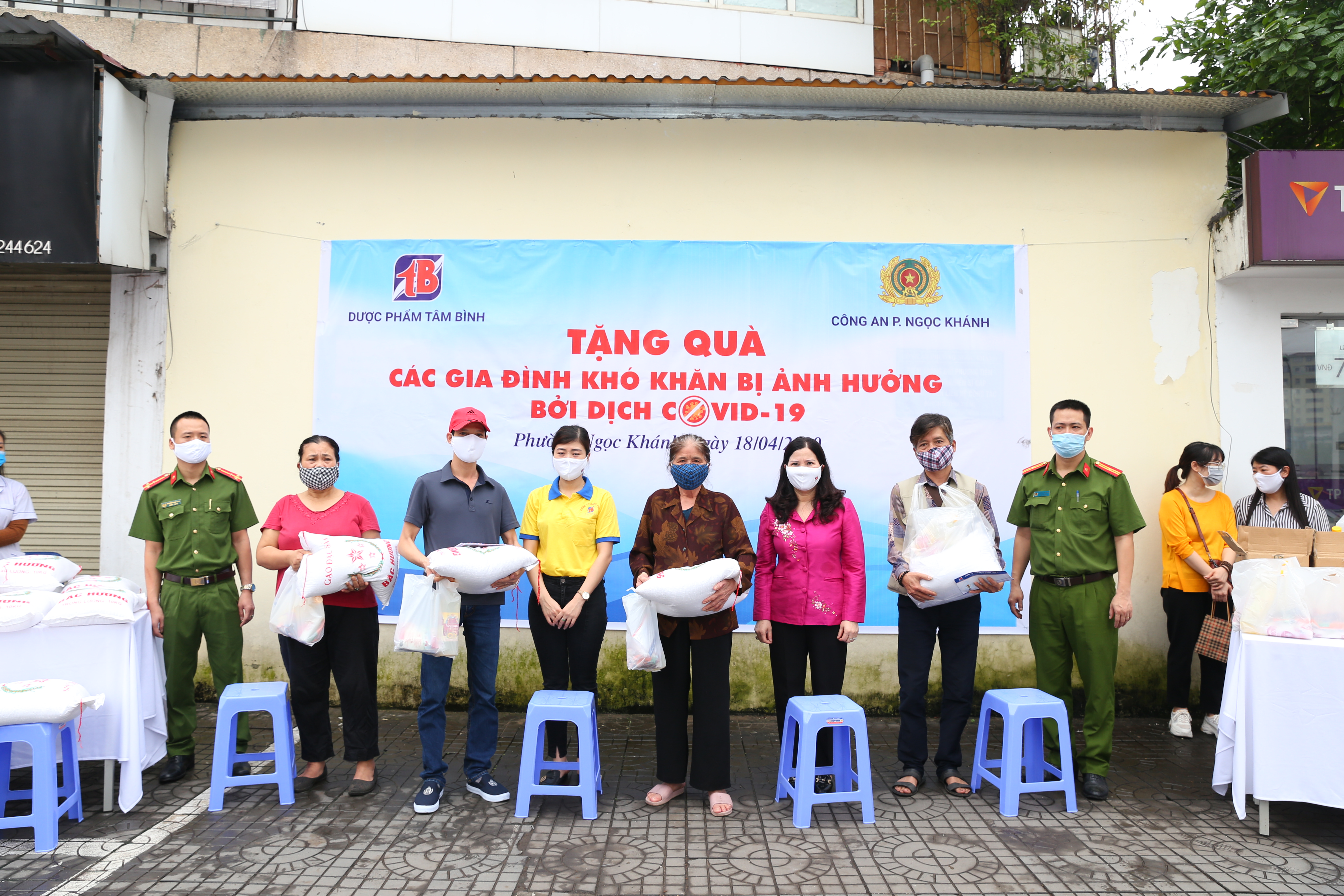 Dược phẩm Tâm Bình và CA phường Ngọc Khánh hỗ trợ gia đình khó khăn bởi Covid-19