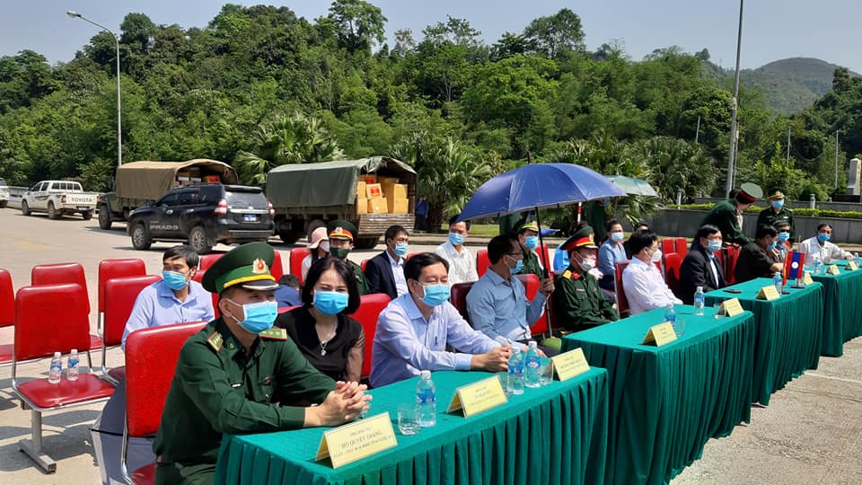 Tỉnh Nghệ An hỗ trợ trang thiết bị vật chất phòng chống dịch cho tỉnh Xiêng Khoảng (CHDCND Lào)