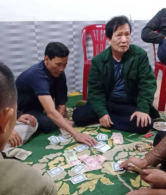 Hà Tĩnh Đình chỉ công tác Chủ tịch xã tụ tập đánh bạc giữa mùa dịch 