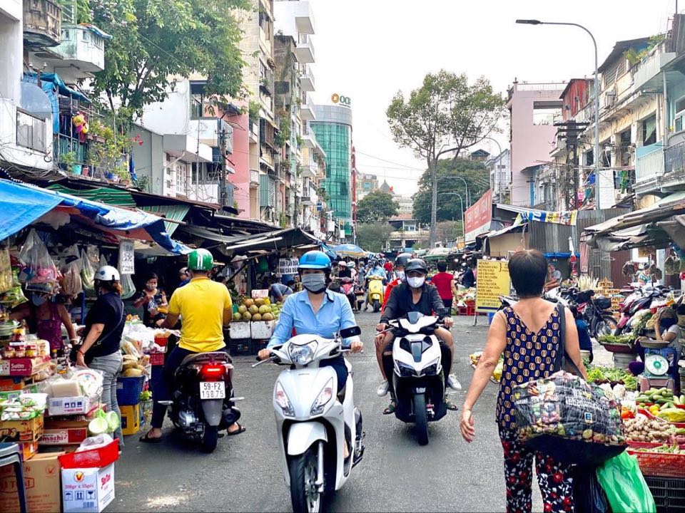 Thành phố Hồ Chí Minh thí điểm mở lại dần các hoạt động xã hội 