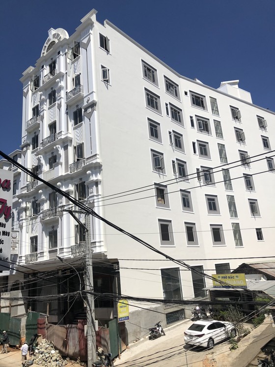 Cưỡng chế khách sạn xây vượt tầng, sai phép giữa trung tâm Đà Lạt