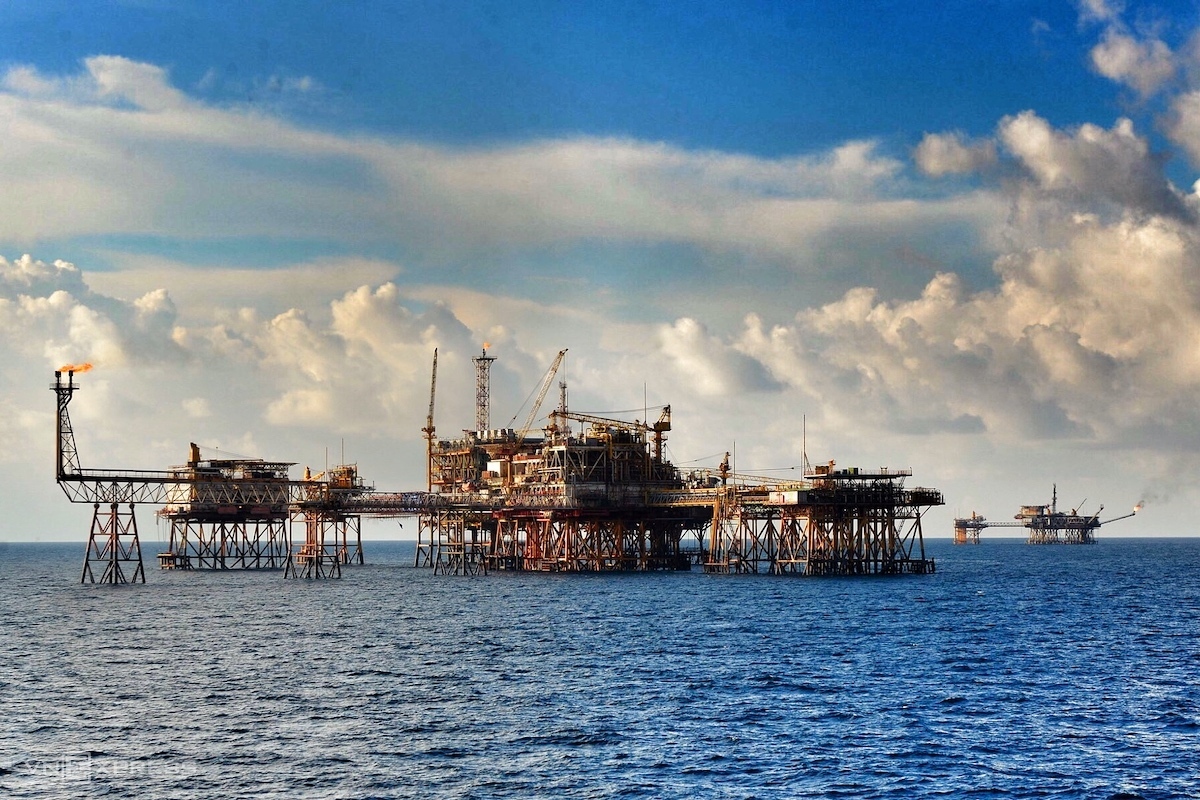 Giá xăng dầu hôm nay ngày 224 Lần đầu tiên giá dầu WTI được giao dịch ở mức âm