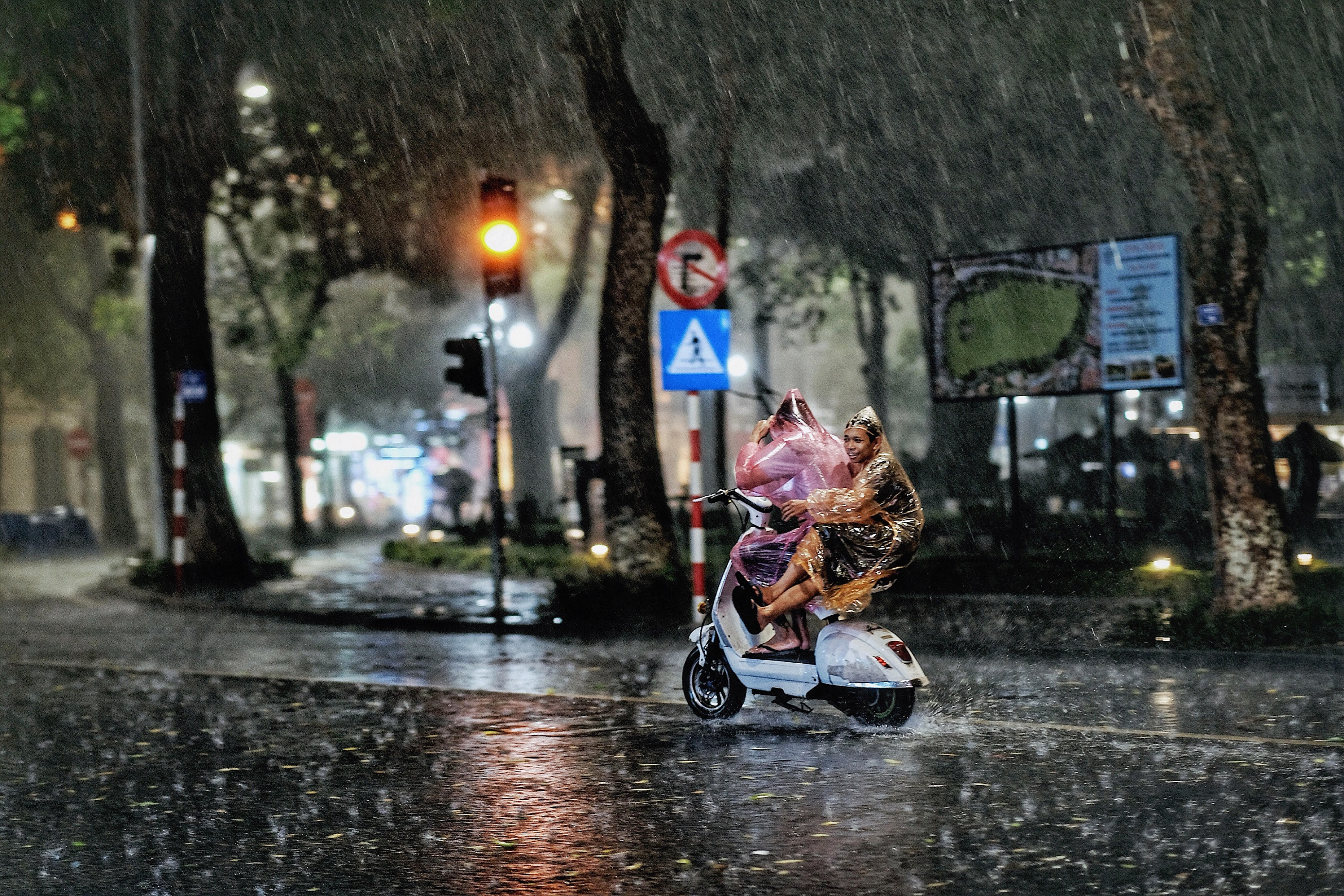 Thời tiết hôm nay 234 Bắc Bộ mưa dông, trời chuyển rét