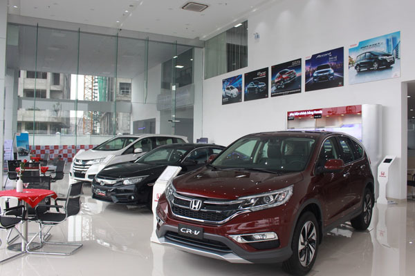 Các hãng ô tô đồng loạt giảm giá thu hút người dùng