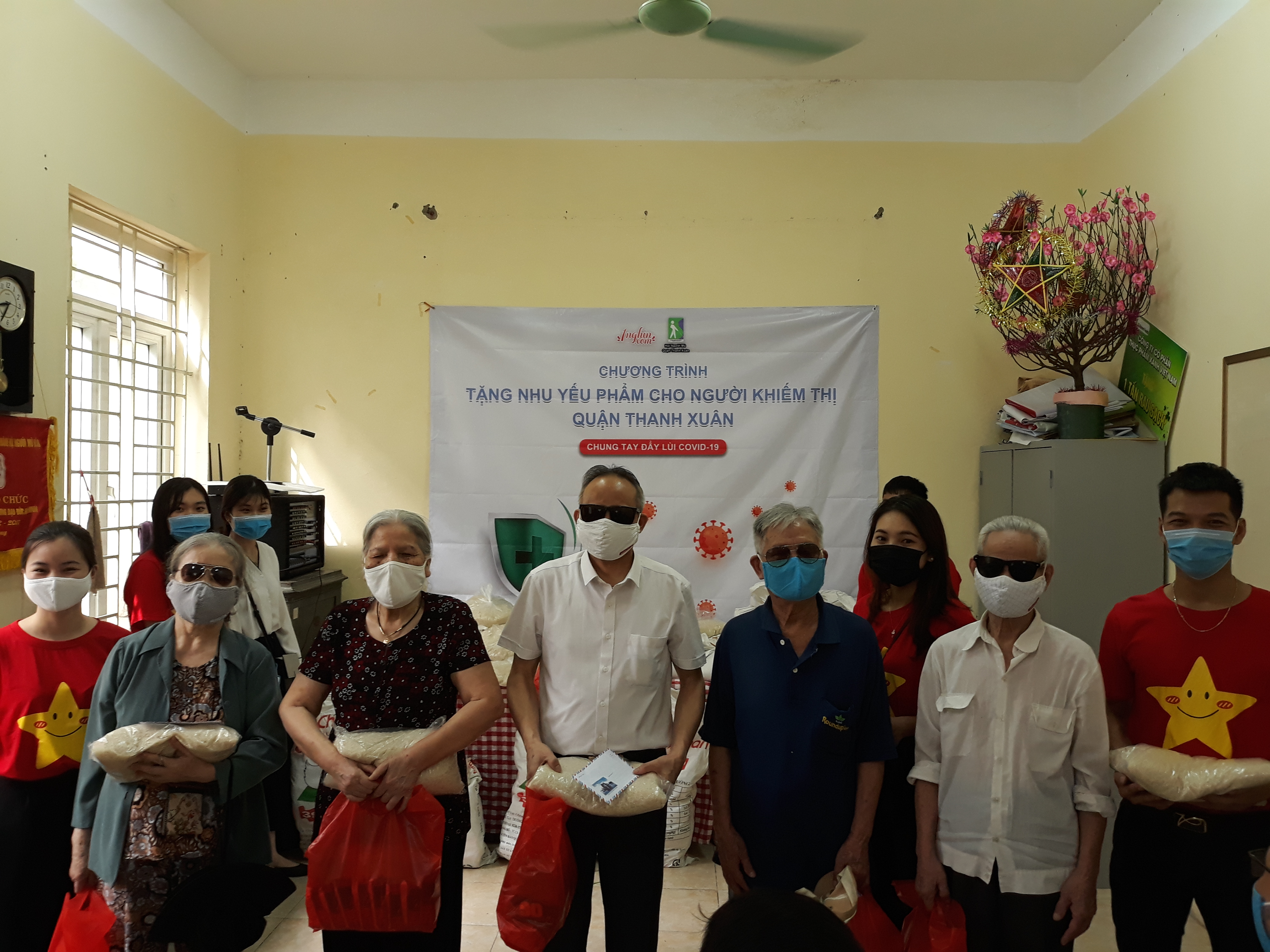 Nhóm thiện nguyện 1nghin.com chia sẻ yêu thương tới người khiếm thị