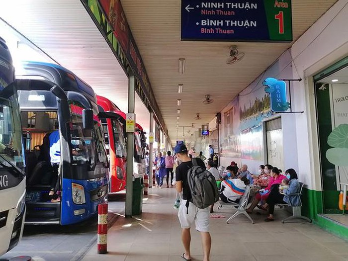  Từ  0 giờ ngày 85, vận tải hành khách trong nước hoạt động trở lại bình thường