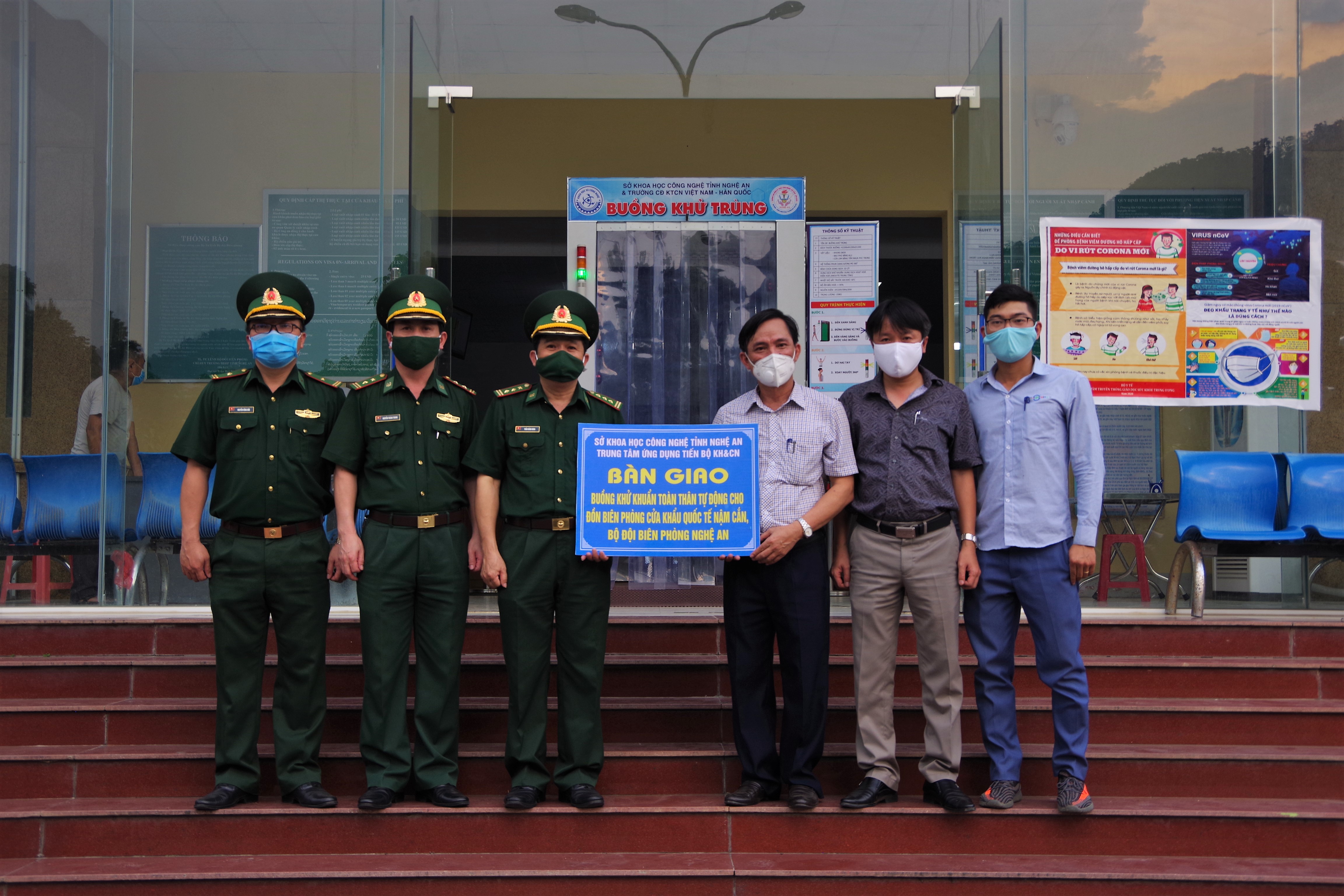 Nghệ An Bàn giao buồng khử khuẩn toàn thân cho Đồn Biên phòng cửa khẩu Quốc tế Nậm Cắn