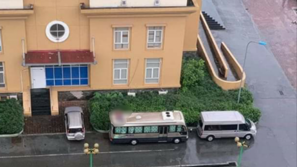 Hà Nội Phát hiện thi thể nam thanh niên trên nóc ô tô, nghi rơi từ chung cư cao tầng