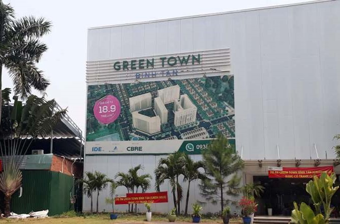 Khách hàng mua nhà tại dự án Green Town căng băng rôn, biểu ngữ yêu cầu bàn giao nhà
