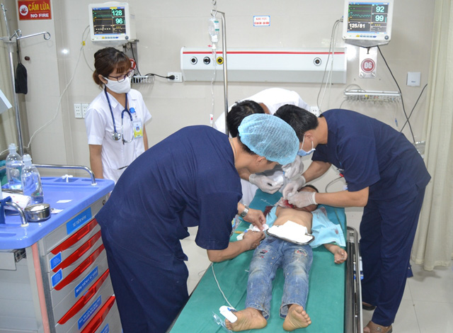 Bé trai 8 tuổi bị tôn cắt vào cổ khi đang đi xe đạp