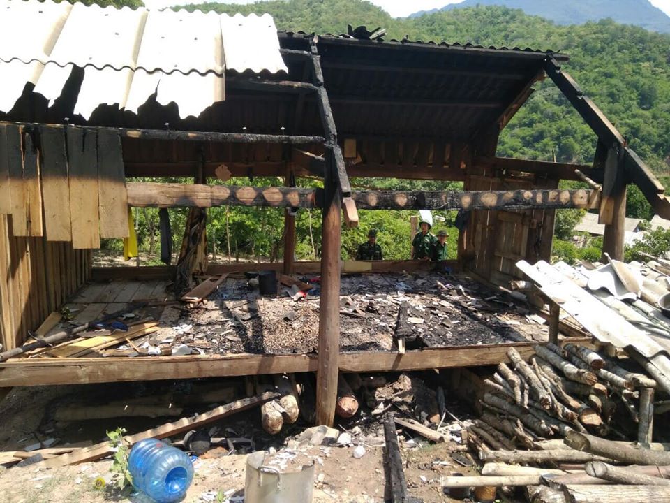 Đồn Biên phòng Mường Ải hỗ trợ hộ dân bị hỏa hoạn