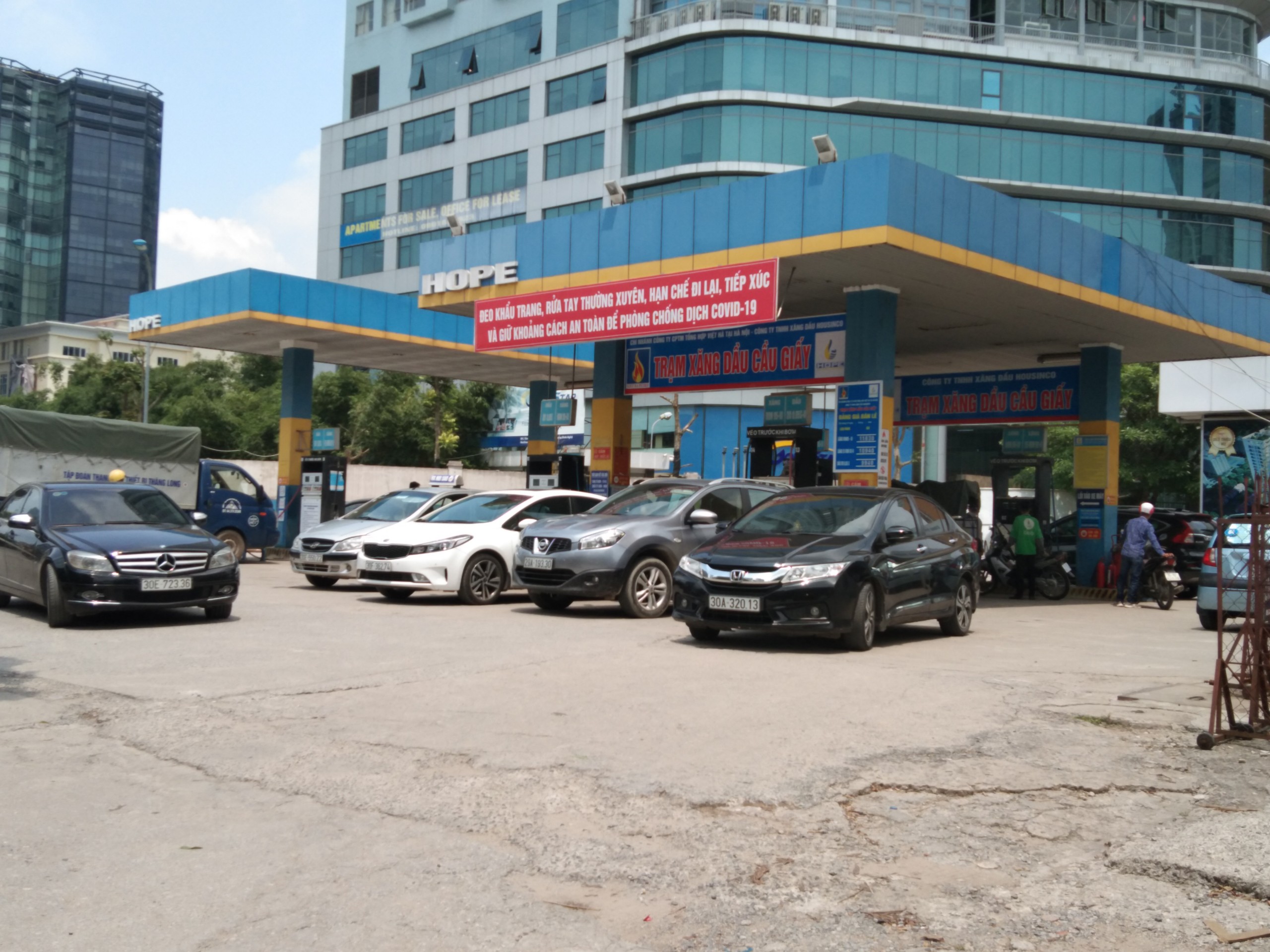 Hà Nội Dân đổ xô đi mua xăng trước giờ tăng giá