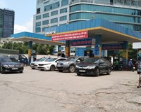 Hà Nội: Dân đổ xô đi mua xăng trước giờ tăng giá